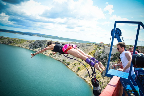 Mario Možnik i njegovi kolege sportaši otvorili su sezonu Bungee Jumpinga sa starog Masleničkom mosta