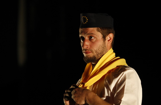 Zadar, 250510
Glazbeni performance EU Pionir u kinu Pobjeda – ironiziranje slijepe odanosti projektu ulaska u EU. Sudjelovali su Jure Aras i Boris Kadin.
Foto: Jure Miskovic / CROPIX