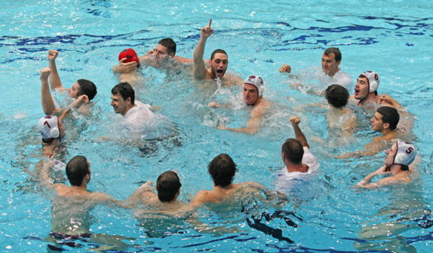 Utakmica finala kupa izmedju Mladosti (zuto-plavi) i Juga (bjeli). Na slici igraci Juga slave Foto: Vladimir Ivanov / CROPIX