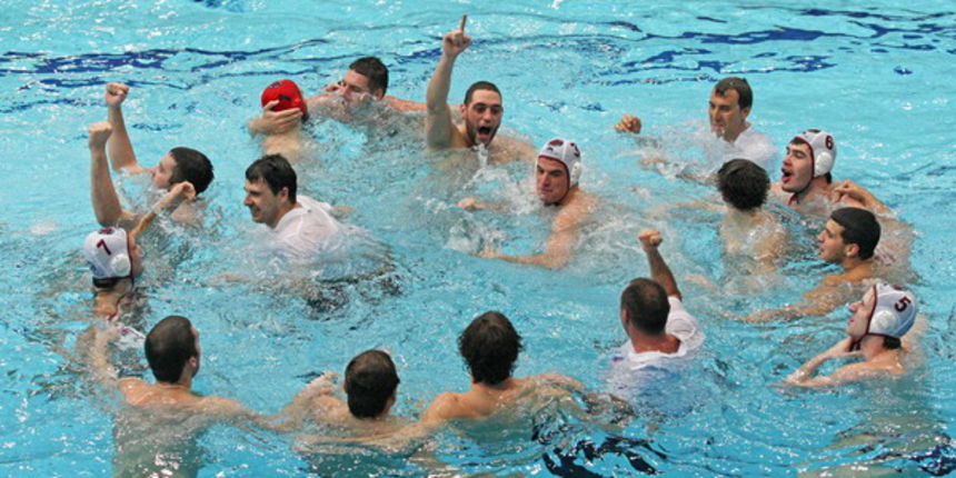 Utakmica finala kupa izmedju Mladosti (zuto-plavi) i Juga (bjeli). Na slici igraci Juga slave Foto: Vladimir Ivanov / CROPIX Utakmica finala kupa izmedju Mladosti (zuto-plavi) i Juga (bjeli). Na slici igraci Juga slave Foto: Vladimir Ivanov / CROPIX