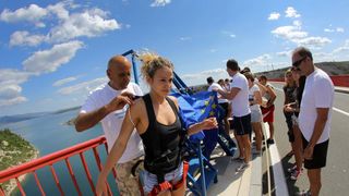 30.06.2013., Zadar – Povodom ulaska Republike Hrvatske u Europsku uniju mladic i djevojka skocili su s Maslenickog mosta sa zastavom Europske unije, dok je mladi Britanac skocio sa hrvatskom zastavom. Photo: Filip Brala/PIXSELL Autor  Filip Brala/PIXSEL