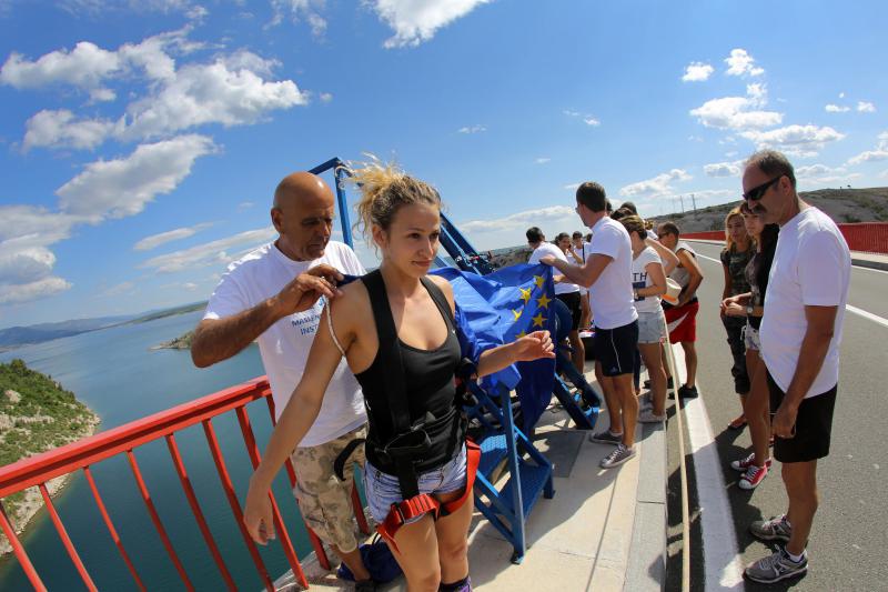 30.06.2013., Zadar – Povodom ulaska Republike Hrvatske u Europsku uniju mladic i djevojka skocili su s Maslenickog mosta sa zastavom Europske unije, dok je mladi Britanac skocio sa hrvatskom zastavom. Photo: Filip Brala/PIXSELL Autor  Filip Brala/PIXSEL