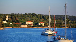 Dugi otok, 260609.
Dugi otok je jedva 1,5 sat udaljen od Zadra, jedan je od skrivenih Jadransih bisera. Sa raznolikom prirodom i plazama, cistim morem, on je namjenjen gostima koji vise cijene prirodu od zabave.
Na slici:Dugi otok omiljen je i nauticarima