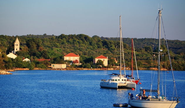 Dugi otok, 260609.
Dugi otok je jedva 1,5 sat udaljen od Zadra, jedan je od skrivenih Jadransih bisera. Sa raznolikom prirodom i plazama, cistim morem, on je namjenjen gostima koji vise cijene prirodu od zabave.
Na slici:Dugi otok omiljen je i nauticarima