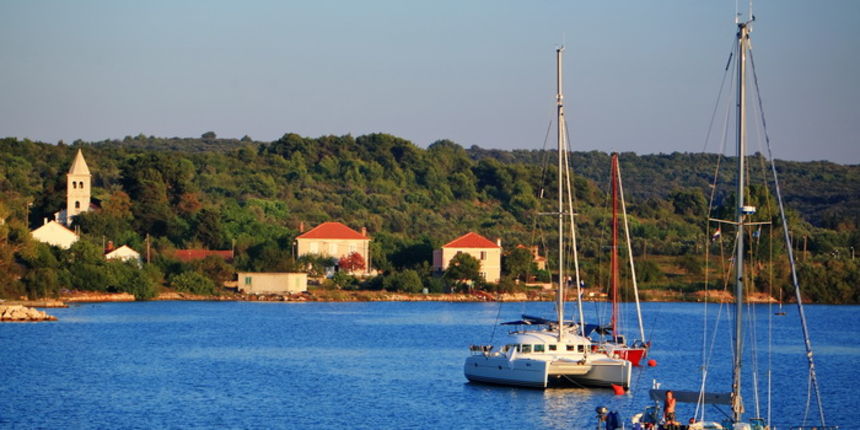 Dugi otok, 260609.
Dugi otok je jedva 1,5 sat udaljen od Zadra, jedan je od skrivenih Jadransih bisera. Sa raznolikom prirodom i plazama, cistim morem, on je namjenjen gostima koji vise cijene prirodu od zabave.
Na slici:Dugi otok omiljen je i nauticarima