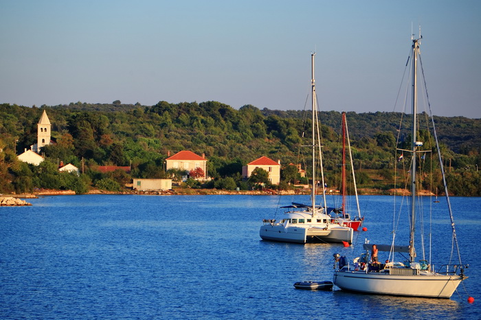 Dugi otok, 260609.
Dugi otok je jedva 1,5 sat udaljen od Zadra, jedan je od skrivenih Jadransih bisera. Sa raznolikom prirodom i plazama, cistim morem, on je namjenjen gostima koji vise cijene prirodu od zabave.
Na slici:Dugi otok omiljen je i nauticarima