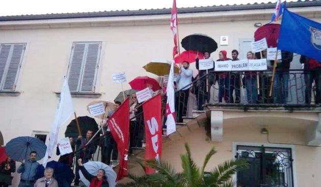 Zadarski SDP-ovci pred polazak na prosvjedni marš. Foto: Erol Gaši