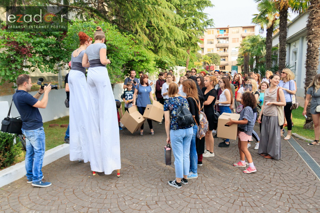 Simboličnim rušenjem zida započeo je urbani festival KvartArt na Voštarnici