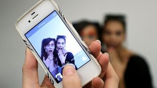 Zagreb – U Zagrebackom plesnom centru odrzana je revija poznatih hrvatskih dizajnera u sklopu devetog Modnog ormara. Detalji iz backstaga, frizeri i vizasisti vrse posljednje pripreme modela uoci revija. šminkanje. make-up. modeli, tetovaže, štikle. Photo