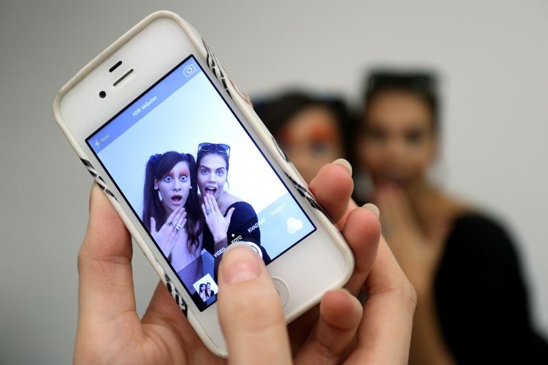 Zagreb – U Zagrebackom plesnom centru odrzana je revija poznatih hrvatskih dizajnera u sklopu devetog Modnog ormara. Detalji iz backstaga, frizeri i vizasisti vrse posljednje pripreme modela uoci revija. šminkanje. make-up. modeli, tetovaže, štikle. Photo