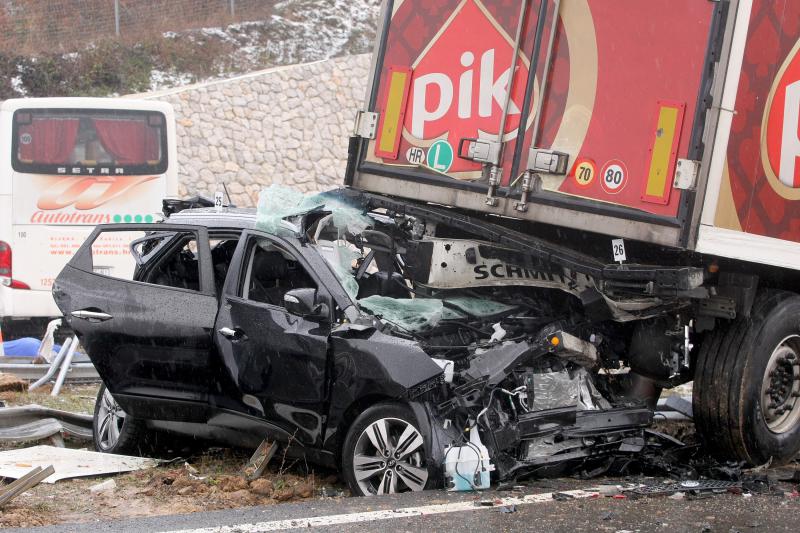 Na autocesti A1 poslije sv. Roka u smjeru Zagreba, kod tunela Krpani, u 6.15 sati sudarilo se 20-ak vozila u nekoliko lančanih sudara, Foto: Dino Stanin/PIXSELL Na autocesti A1 poslije sv. Roka u smjeru Zagreba, kod tunela Krpani, u 6.15 sati sudarilo se 20-ak vozila u nekoliko lančanih sudara, Foto: Dino Stanin/PIXSELL