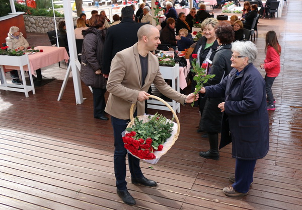 U organizaciji Općine Vir i Vir turizma virskim damama podijeljeno 400 ruža u povodu Dana žena