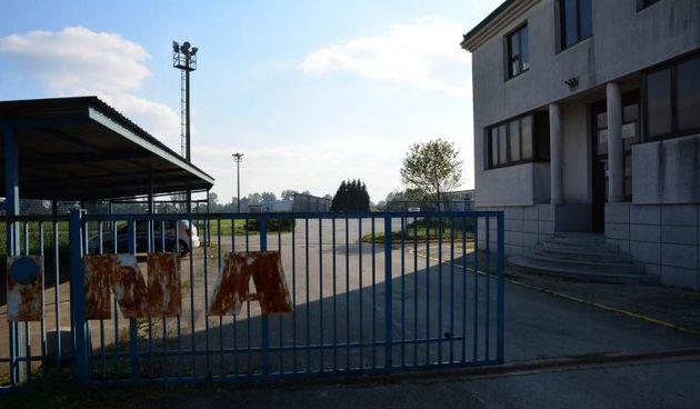 Slavonski Brod – Skladiste INA-e u industrijskoj zoni Bjelis moglo bi postati novi tranzitni kamp za izbjeglice. Vijest da Vlada namjerava izbjeglicki kamp u Opatovcu preseliti u Slavonski Brod nesluzbeno su objavili svi slavonskobrodski portali, pozivaju