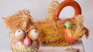 Otvorenje izlozbe Pumpkintown kojom je najavljena 11. Bucijade. Akademska slikarica Ivana Ozetski, prikupljajuci suhe buce najrazlicitijih oblika, stvorila je razne likove – puzeve, zmajeve, ribe, vrapce, labudove, ali i kuhare, fiskale, kraljeve, kraljic Otvorenje izlozbe Pumpkintown kojom je najavljena 11. Bucijade. Akademska slikarica Ivana Ozetski, prikupljajuci suhe buce najrazlicitijih oblika, stvorila je razne likove – puzeve, zmajeve, ribe, vrapce, labudove, ali i kuhare, fiskale, kraljeve, kraljic