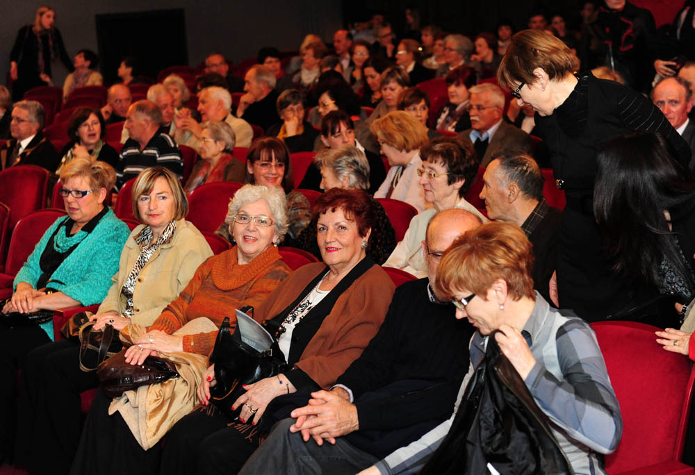 Zadar, 11.04.2013. snimio: Nenad Marčev
dramska pretplata
GRADSKO KAZALIŠTE MLADIH SPLIT
Redatelj: Ivan Leo Lemo
Krčma, alkar, duga
po motivima pripovjedaka Dinka Šimunovića
igraju: Ana Gruica, Belmondo Miliša, Slavko Sobin,
Ivo Perkušić, Zadar, 11.04.2013. snimio: Nenad Marčev
dramska pretplata
GRADSKO KAZALIŠTE MLADIH SPLIT
Redatelj: Ivan Leo Lemo
Krčma, alkar, duga
po motivima pripovjedaka Dinka Šimunovića
igraju: Ana Gruica, Belmondo Miliša, Slavko Sobin,
Ivo Perkušić,