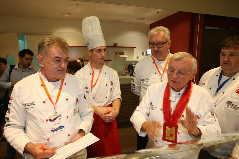 Umag – Hotel Sol Garden Istra u Katoru. Dani hrvatskog kulinarstva i ove godine okupljaju najbolje kuhare, slasticare i ucenike srednjih strukovnih ckola koji se natjecu za medalje i titule drzavnih prvaka. Clanovi zirija. Photo: Dusko Marusic/PIXSELL Umag – Hotel Sol Garden Istra u Katoru. Dani hrvatskog kulinarstva i ove godine okupljaju najbolje kuhare, slasticare i ucenike srednjih strukovnih ckola koji se natjecu za medalje i titule drzavnih prvaka. Clanovi zirija. Photo: Dusko Marusic/PIXSELL