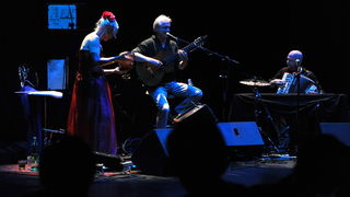 Zadar, 100513
Veceras je u Hrvatskom narodnom kazalistu nastupio Darko Rundek sa svojim bendom Cargo triom.
Foto: Luka Gerlanc / CROPIX Zadar, 100513
Veceras je u Hrvatskom narodnom kazalistu nastupio Darko Rundek sa svojim bendom Cargo triom.
Foto: Luka Gerlanc / CROPIX