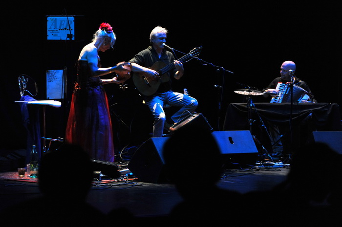 Zadar, 100513
Veceras je u Hrvatskom narodnom kazalistu nastupio Darko Rundek sa svojim bendom Cargo triom.
Foto: Luka Gerlanc / CROPIX Zadar, 100513
Veceras je u Hrvatskom narodnom kazalistu nastupio Darko Rundek sa svojim bendom Cargo triom.
Foto: Luka Gerlanc / CROPIX