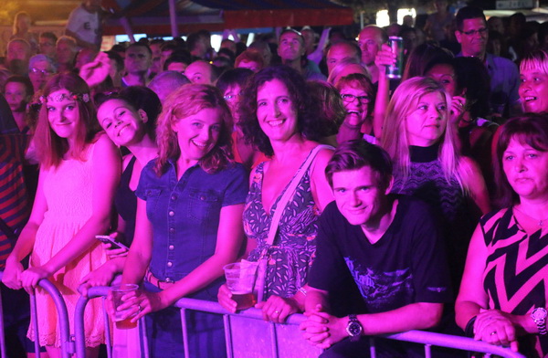 Virsko ljeto 2016: Tomislav Bralić i klapa Intrade oduševili 12 tisuća obožavatelja na virskoj rivi Virsko ljeto 2016: Tomislav Bralić i klapa Intrade oduševili 12 tisuća obožavatelja na virskoj rivi