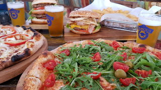 Vrhunska ponuda pizza i hamburgera u Famous Beach Bar & Grillu. Predstavljamo pizze Bianca i Rukola & Mozarella te Famous i Western hamburgeri