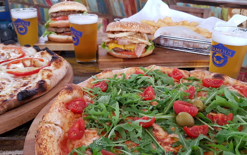 Vrhunska ponuda pizza i hamburgera u Famous Beach Bar & Grillu. Predstavljamo pizze Bianca i Rukola & Mozarella te Famous i Western hamburgeri