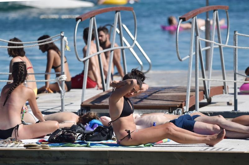 Lipe divojke dobro se zabavljaju na Love International festivalu