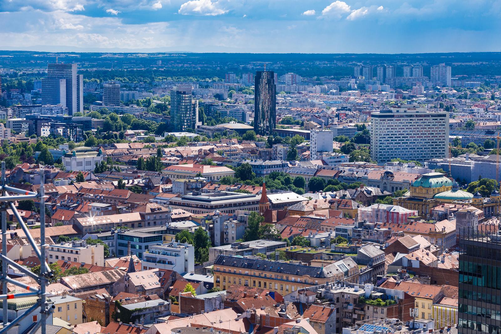 Pogled sa Zagrebačke katedrale na centar grada – Zagreb