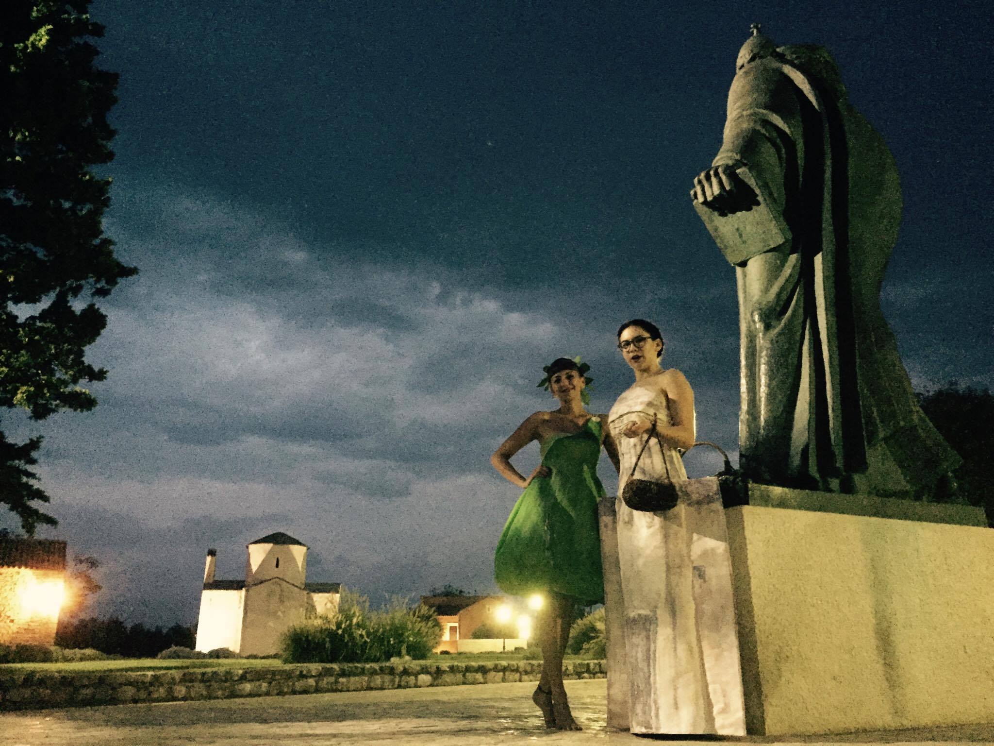 9. Festival smokve: Glumica Lucija Matković i Elena Bukvić u haljinama autorice Ade Duke (Šinjorina smokva i sv. Križ) u šetnji Ninom 9. Festival smokve: Glumica Lucija Matković i Elena Bukvić u haljinama autorice Ade Duke (Šinjorina smokva i sv. Križ) u šetnji Ninom