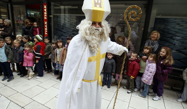 Zadar, 061211.  Sveti Nikola jutros je posjetio zadarski Poluotok. Stigao je na tovaru, Kalelargom je dijelio bombone mladim Zadranima i Zadrankama. Foto: Jure Miskovic / CROPIX