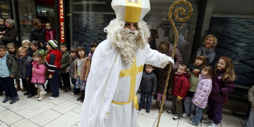 Zadar, 061211. Sveti Nikola jutros je posjetio zadarski Poluotok. Stigao je na tovaru, Kalelargom je dijelio bombone mladim Zadranima i Zadrankama. Foto: Jure Miskovic / CROPIX Zadar, 061211. Sveti Nikola jutros je posjetio zadarski Poluotok. Stigao je na tovaru, Kalelargom je dijelio bombone mladim Zadranima i Zadrankama. Foto: Jure Miskovic / CROPIX