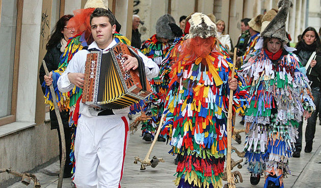 Povorka karnevalske skupine “Sovinjski pusti”