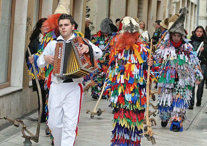 Povorka karnevalske skupine “Sovinjski pusti”