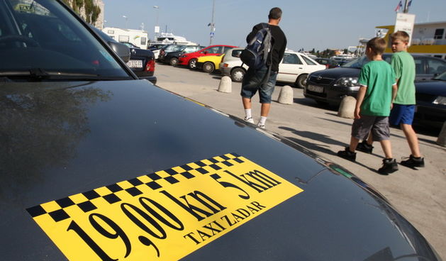 Zadar, 010510. Od danas su neki od zadarskih taxista snizili cijenu voznje pa ce se od sada voznja do 5 kilometara placati samo 19 kuna. Na fotografiji: naljepnica na taxi vozilu s istaknutom cijenom Foto: Vladimir Ivanov / CROPIX