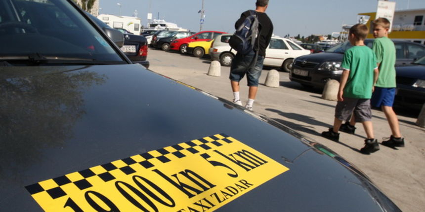 Zadar, 010510. Od danas su neki od zadarskih taxista snizili cijenu voznje pa ce se od sada voznja do 5 kilometara placati samo 19 kuna. Na fotografiji: naljepnica na taxi vozilu s istaknutom cijenom Foto: Vladimir Ivanov / CROPIX Zadar, 010510. Od danas su neki od zadarskih taxista snizili cijenu voznje pa ce se od sada voznja do 5 kilometara placati samo 19 kuna. Na fotografiji: naljepnica na taxi vozilu s istaknutom cijenom Foto: Vladimir Ivanov / CROPIX