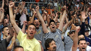 Zadar, 010610.
Dvorana Kresimir Cosic u Zadru. Druga finalna utakmica kosarkaskog prvenstva Hrvatske odigrana izmedju KK Zadar i KK Cibona.
Na slici: navijaci Zadra
Foto: Andrija Lucic / CROPIX Zadar, 010610.
Dvorana Kresimir Cosic u Zadru. Druga finalna utakmica kosarkaskog prvenstva Hrvatske odigrana izmedju KK Zadar i KK Cibona.
Na slici: navijaci Zadra
Foto: Andrija Lucic / CROPIX