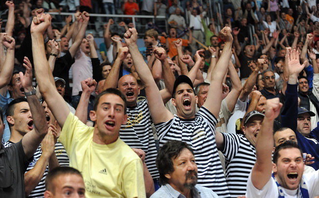 Zadar, 010610.
Dvorana Kresimir Cosic u Zadru. Druga finalna utakmica kosarkaskog prvenstva Hrvatske odigrana izmedju KK Zadar i KK Cibona.
Na slici: navijaci Zadra
Foto: Andrija Lucic / CROPIX Zadar, 010610.
Dvorana Kresimir Cosic u Zadru. Druga finalna utakmica kosarkaskog prvenstva Hrvatske odigrana izmedju KK Zadar i KK Cibona.
Na slici: navijaci Zadra
Foto: Andrija Lucic / CROPIX