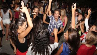 Na Stanovima se Kraljica mira slavi već preko 20 godina, a sinoćnjim misnim slavljem, procesijom i kasnije koncertom na školskom igralištu Stanarci su proslavili još jednu feštu. Koncert su održali grupa Dalmatico i Ivica Sikirić Ićo, foto: I. Perinčić Na Stanovima se Kraljica mira slavi već preko 20 godina, a sinoćnjim misnim slavljem, procesijom i kasnije koncertom na školskom igralištu Stanarci su proslavili još jednu feštu. Koncert su održali grupa Dalmatico i Ivica Sikirić Ićo, foto: I. Perinčić