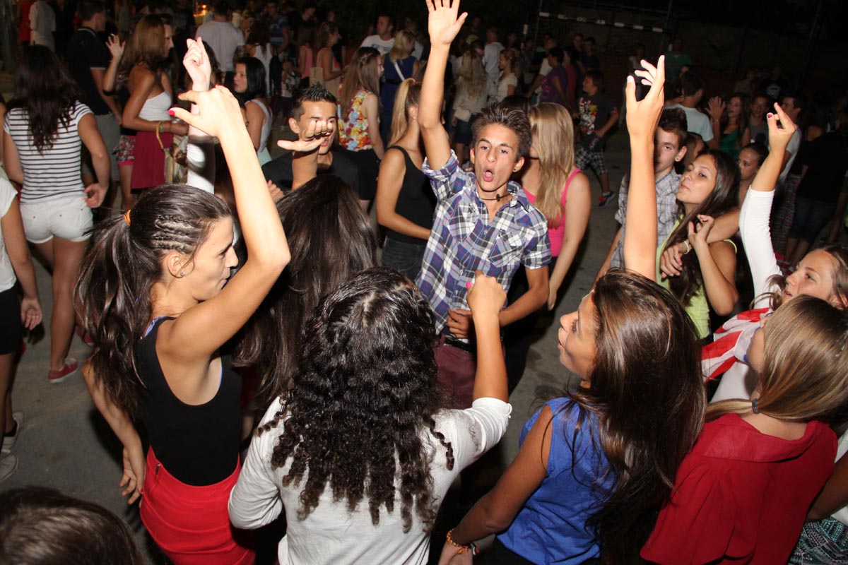 Na Stanovima se Kraljica mira slavi već preko 20 godina, a sinoćnjim misnim slavljem, procesijom i kasnije koncertom na školskom igralištu Stanarci su proslavili još jednu feštu. Koncert su održali grupa Dalmatico i Ivica Sikirić Ićo, foto: I. Perinčić Na Stanovima se Kraljica mira slavi već preko 20 godina, a sinoćnjim misnim slavljem, procesijom i kasnije koncertom na školskom igralištu Stanarci su proslavili još jednu feštu. Koncert su održali grupa Dalmatico i Ivica Sikirić Ićo, foto: I. Perinčić