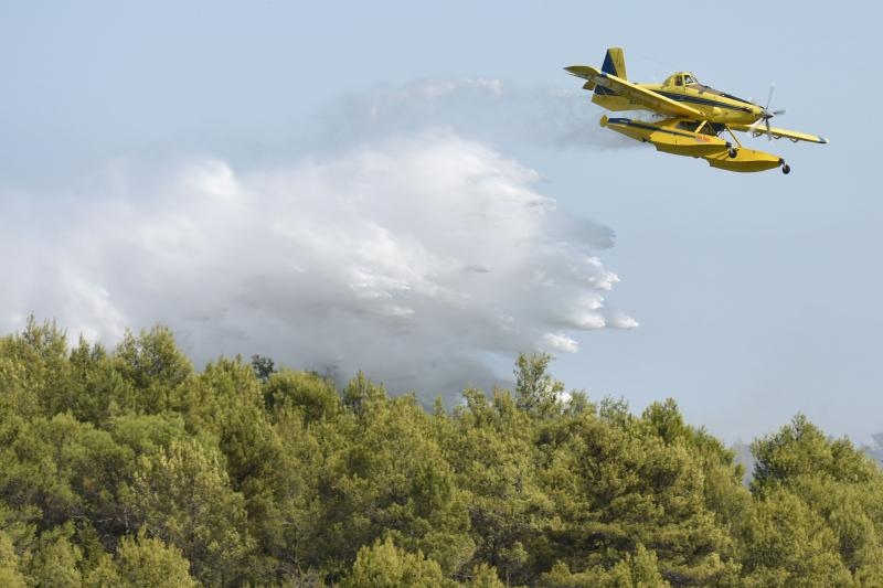 Kanaderi i air tractori gasili požar u blizini dikljanskih kuća i vikendica Kanaderi i air tractori gasili požar u blizini dikljanskih kuća i vikendica