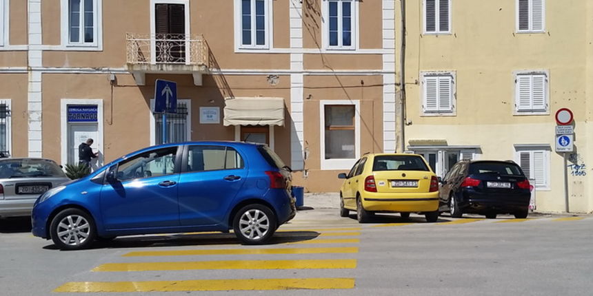 Tri automobila parkirana na zebri u ulici Stratico Tri automobila parkirana na zebri u ulici Stratico