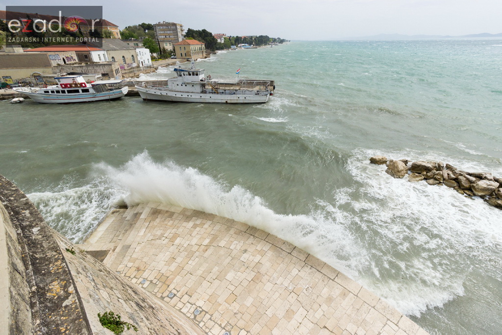 Đir po gradu 26. travnja 2017. Valovi u Foši Đir po gradu 26. travnja 2017. Valovi u Foši
