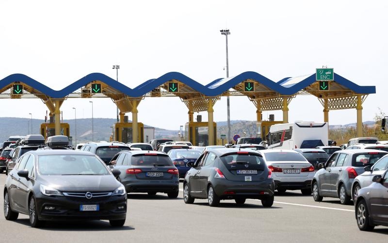 Zbog požara zatvorena autocesta A1 kod Pirovca: Neki vozači se okretali i vozili u suprotnom smjeru Zbog požara zatvorena autocesta A1 kod Pirovca: Neki vozači se okretali i vozili u suprotnom smjeru