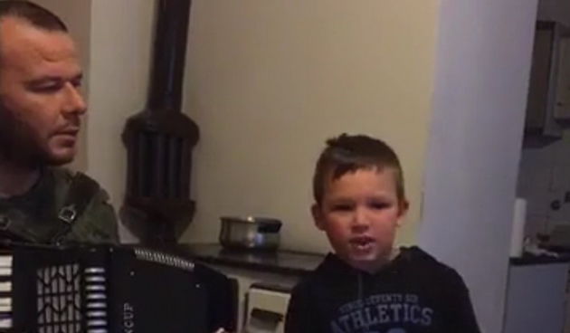 Josip i Gabriel Čačić pjevaju Proplakat će zora