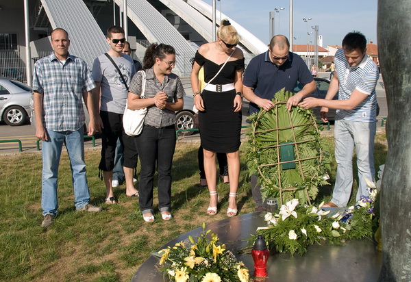 Mladez HDZ-a polozila vijenac na spomenik Kresimira Cosica