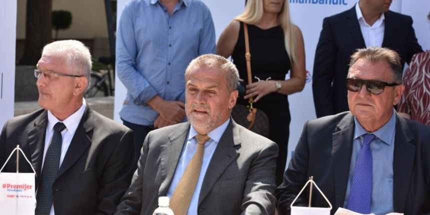 Milan Bandic, Radimir Cacic, Ljubo Jurcic, Jurica Soic i Milivoj Spika na Trgu Ante Starcevica predstavili predizborni program koalicije Za premijera. Photo: Hrvoje Jelavic/PIXSELL