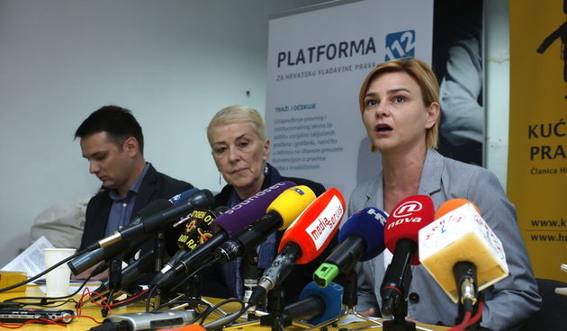 Zagreb, 230513.
Kuca ljudskih prava.
Platforma 112 na konferenciji za medije iznijela je svoje priopcenje povodom odluke Ustavnog suda o privremenom ukidanju zdravstvenog odgoja u skolama.
Na fotografiji: Sanja Sarnavka (BaBe), Djordje Gardasevic (Katedra