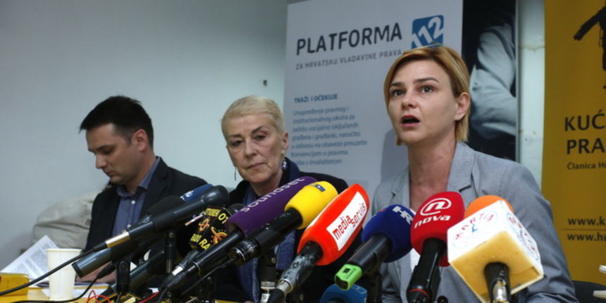Zagreb, 230513.
Kuca ljudskih prava.
Platforma 112 na konferenciji za medije iznijela je svoje priopcenje povodom odluke Ustavnog suda o privremenom ukidanju zdravstvenog odgoja u skolama.
Na fotografiji: Sanja Sarnavka (BaBe), Djordje Gardasevic (Katedra