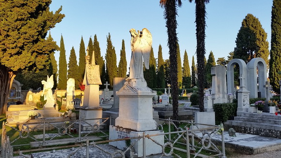 Uoči blagdana Svih svetih brojni su Zadrani posjetili Gradsko groblje i uredili počivališta najmilijih i okitili ih cvijećem, Foto: M. Malik Uoči blagdana Svih svetih brojni su Zadrani posjetili Gradsko groblje i uredili počivališta najmilijih i okitili ih cvijećem, Foto: M. Malik