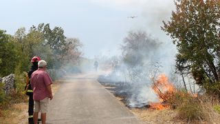 Lozovac: veliki požar zaprijetio kućama, kopnenim snagama pridružila se četiri kanadera Lozovac: veliki požar zaprijetio kućama, kopnenim snagama pridružila se četiri kanadera