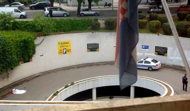 Na ulazu u garazu trgovackog centra Koteks na splitskim Gripama pronadjen mrtav muskarac. Policijski ocevid je u tijeku. Foto: Fedja Klaric / CROPIX